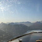Fliegen zwischen und über den Bergen Tirols