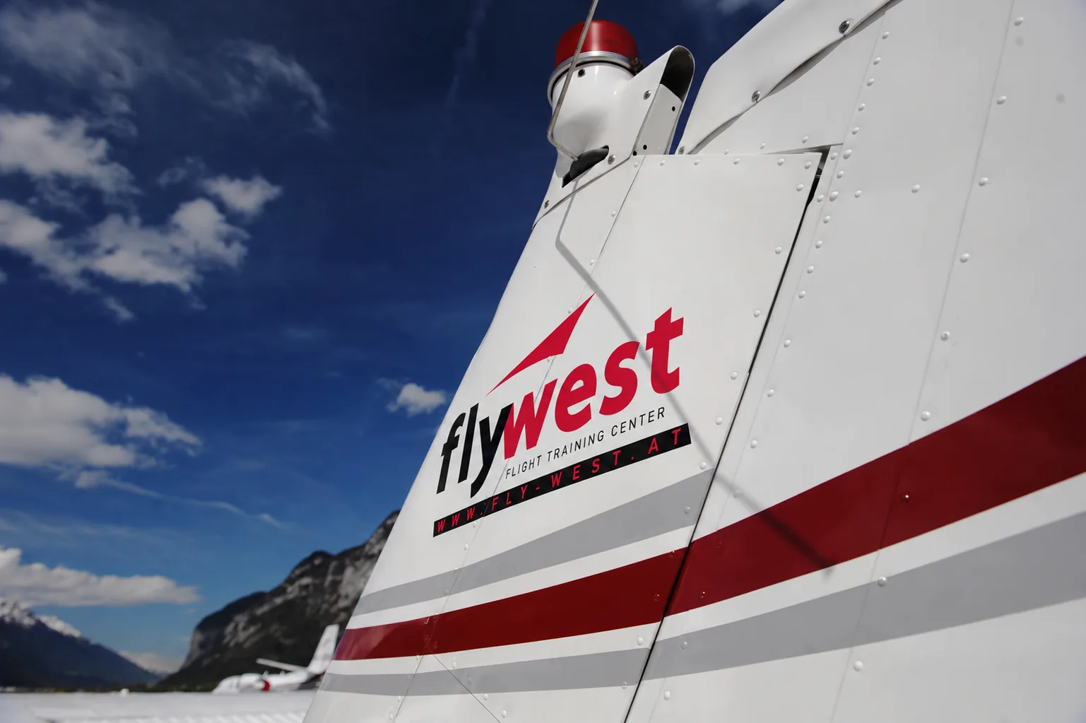 Die Flotte von Fly-West steht am Flughafen Innsbruck bereit.