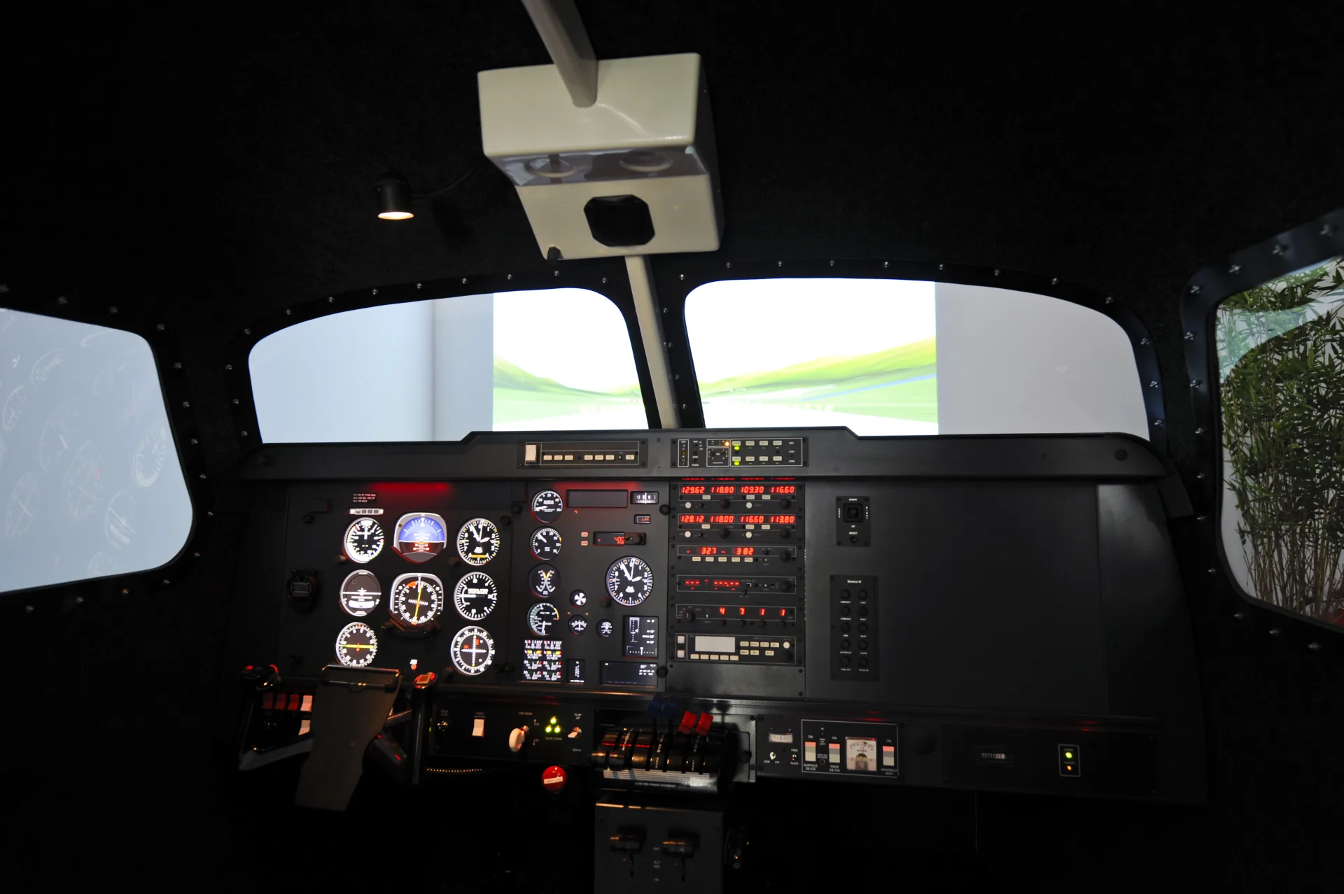 Cockpit des Elite-FNPT-II Flugsimulators in Innsbruck