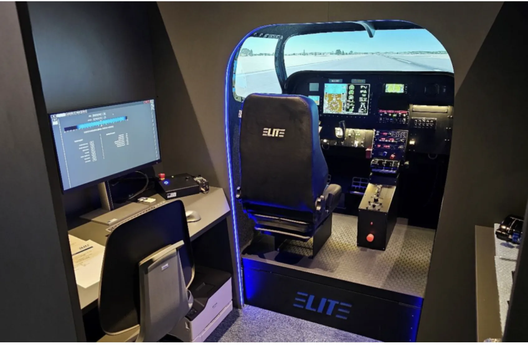 ELITE Simulator mit Cockpit und Instruktorstation