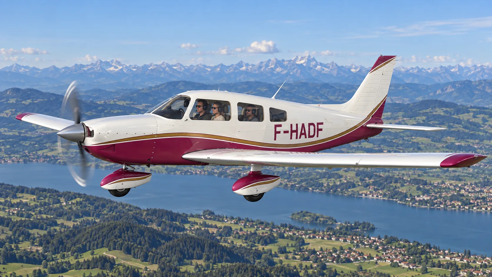 P28A F-HADF im Geradeausflug mit zwei Personen vorne und einer Person hinten – KI-Illustration