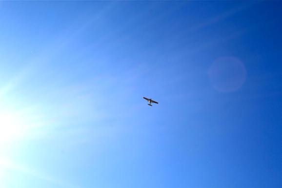 Aerobat am blauen Himmel 578